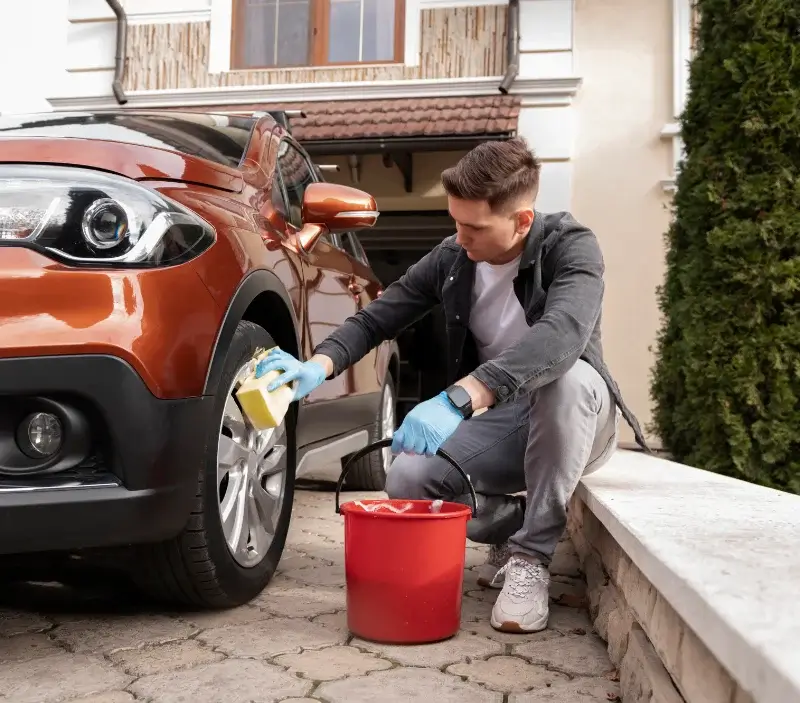 Lavage auto à domicile Courcelles : professionnel intervenant sur un véhicule